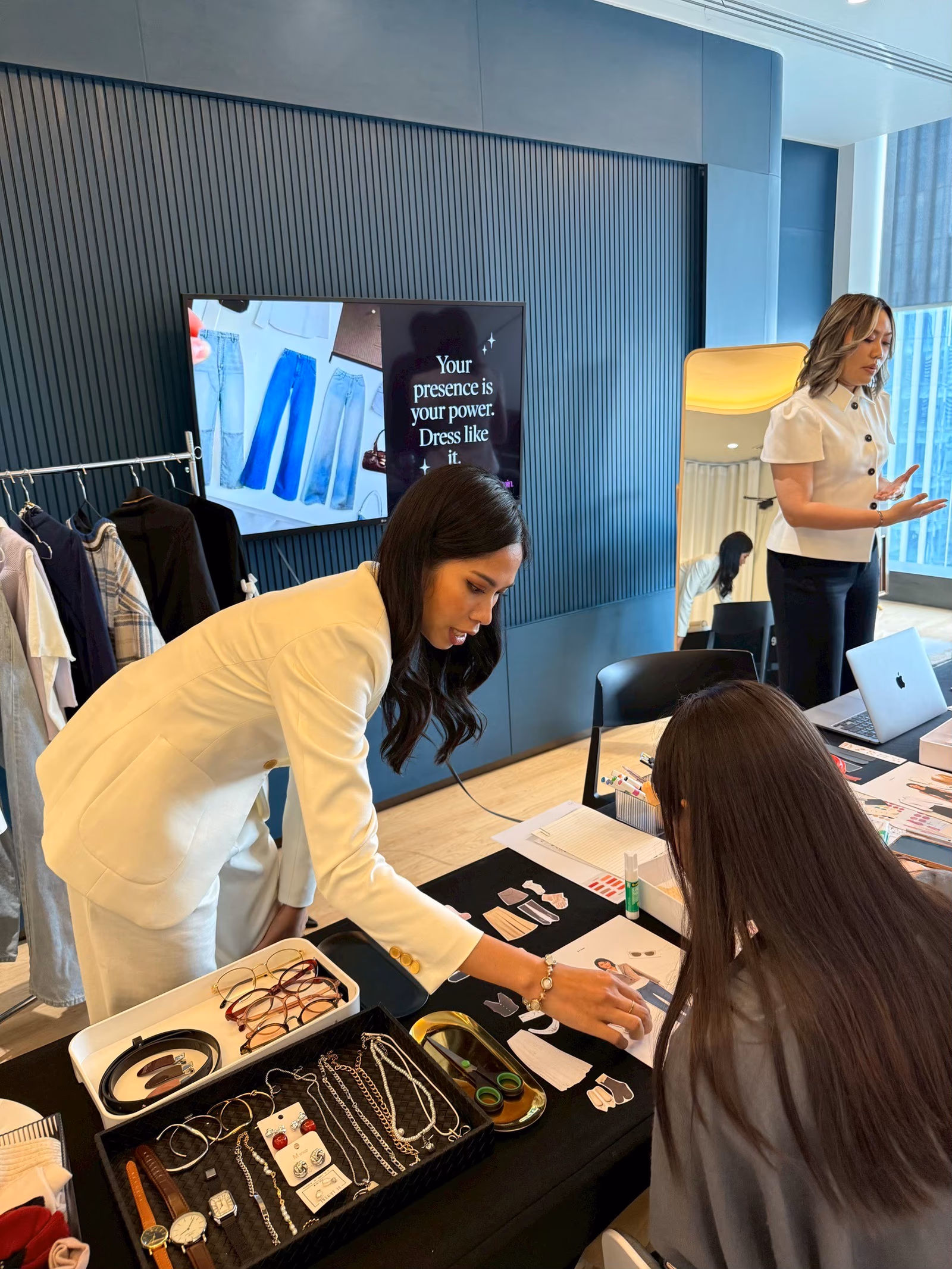 สไตลิสต์ให้คำแนะนำการเลือก Accessories