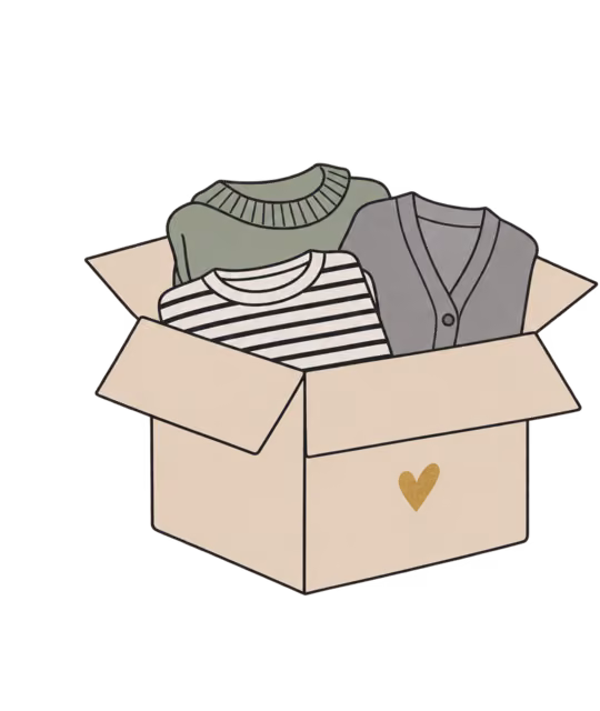 กล่องบริจาคใส่ไหมพรมและเสื้อลายทางที่พับเรียบร้อย